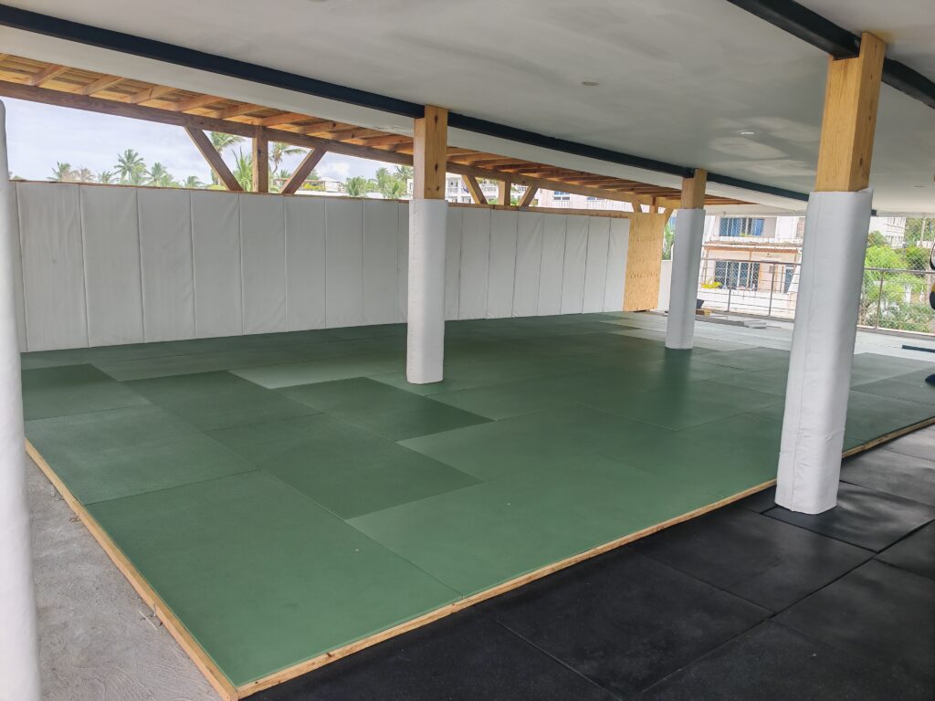 Surf One apartment guests can now enjoy our open gym in Playa Encuentro, featuring weights, Smith machine, air bike, CrossFit equipment, TRX, boxing gear, and a jiu-jitsu training area provided by Tribu.